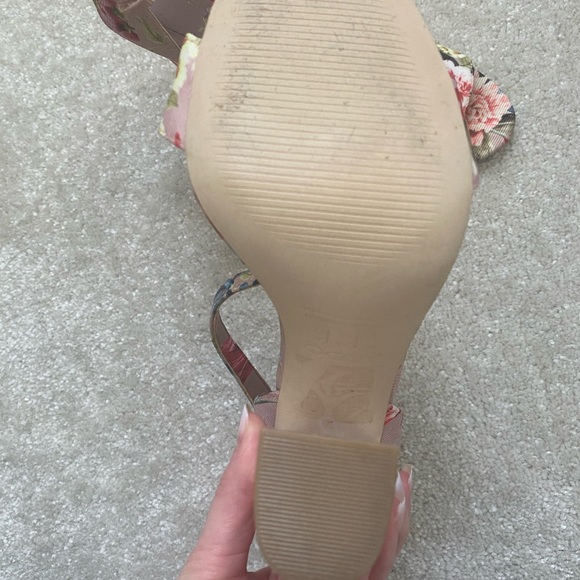 Beautiful set of flower sandals and purse - Picture 6 of 7